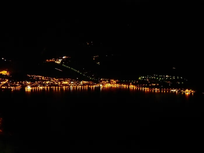 Torbole，在晚上，海岸线，照明，城市