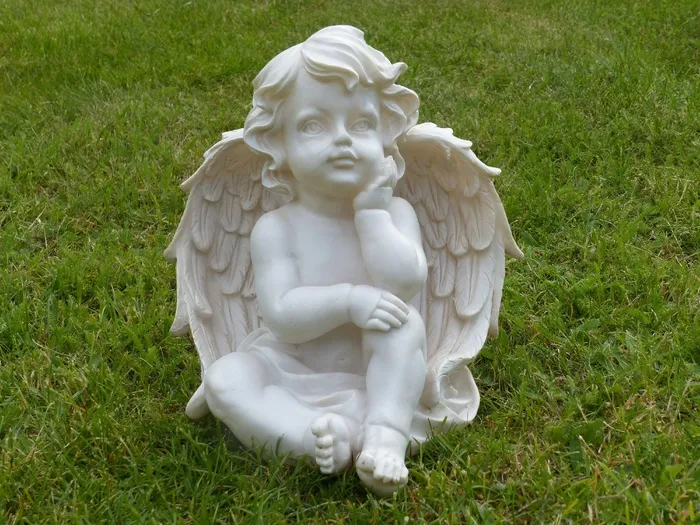 雕像,石膏像,工艺品,石雕工艺品,佛像,坐在草丛中的天使雕像