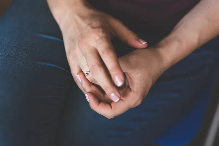 手指甲,手,手掌,手指,手模,女人试穿她的钻石订婚戒指