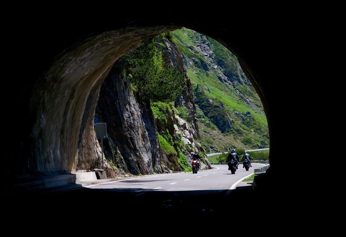 隧道道路防护黑暗高山摩托车