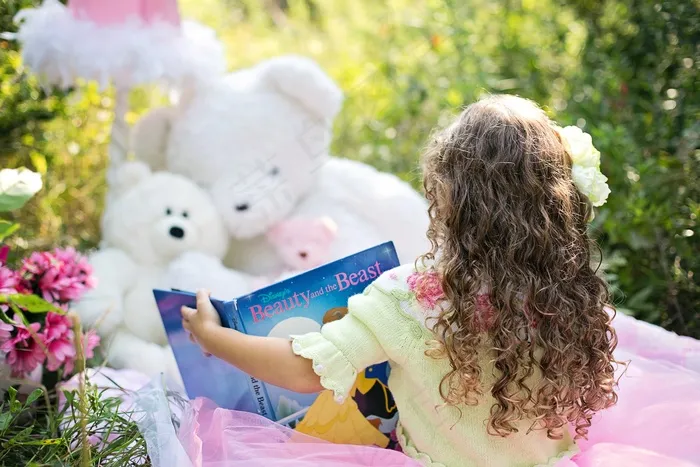 小女孩阅读，花园，儿童，女孩，书，快乐