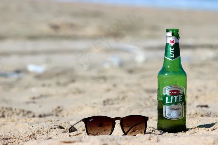 瓶饮,啤酒瓶,啤酒,瓶子,瓶装饮料,太阳镜和海滩上的啤酒瓶