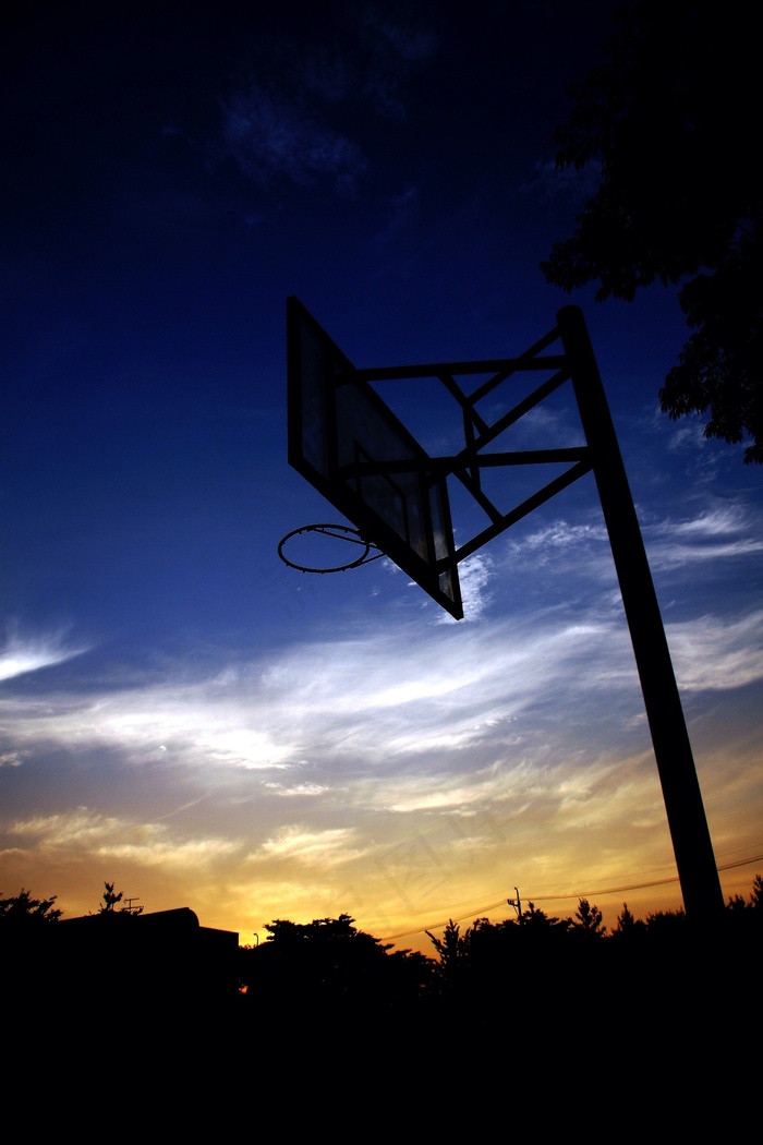 篮球架篮球在傍晚日落