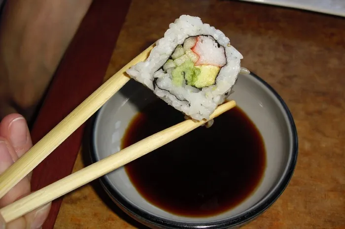 寿司，日式，筷子，大豆，酱油，海鲜，卷