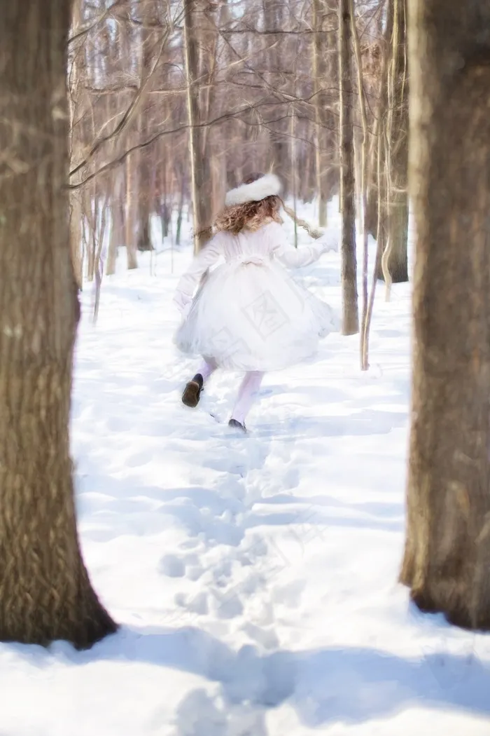 雪，冬天，小女孩跑，森林，快乐