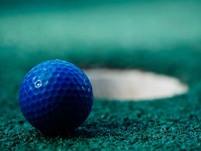 高尔夫球,高尔夫球钉,母球,实心球,桌球,洞附近的蓝色高尔夫球