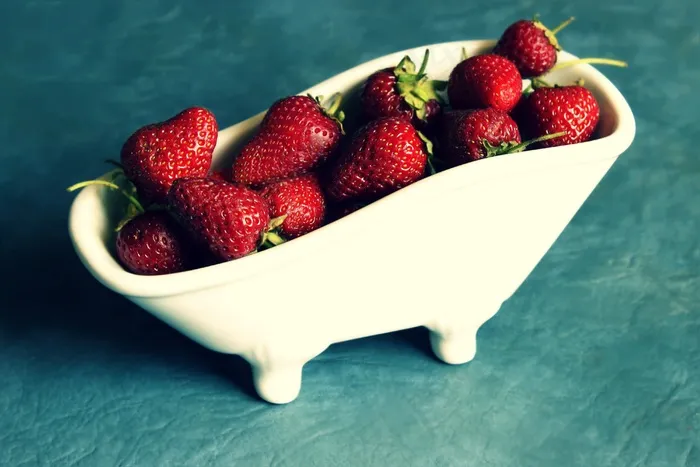 草莓,红色草莓,草莓图片,床,蛋糕,碗里的草莓