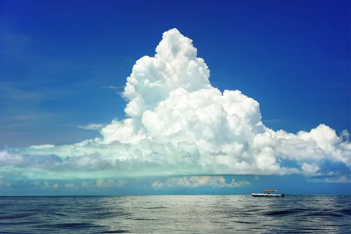 海洋,天空,湖泊,佛像,卷积云,海上的游轮在天空中的云彩下