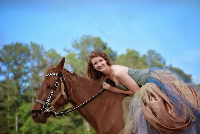 汗血马,伊犁马,蒙古马,单座二轮马车,阿拉伯马,在马背上魅力四射的女人的画像