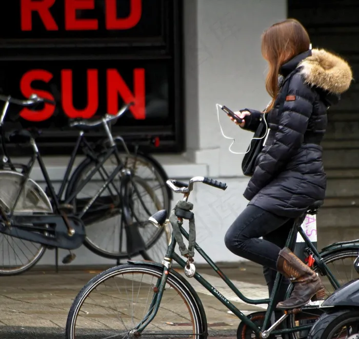 女孩，自行车，Iphone，音乐，耳机，发短信