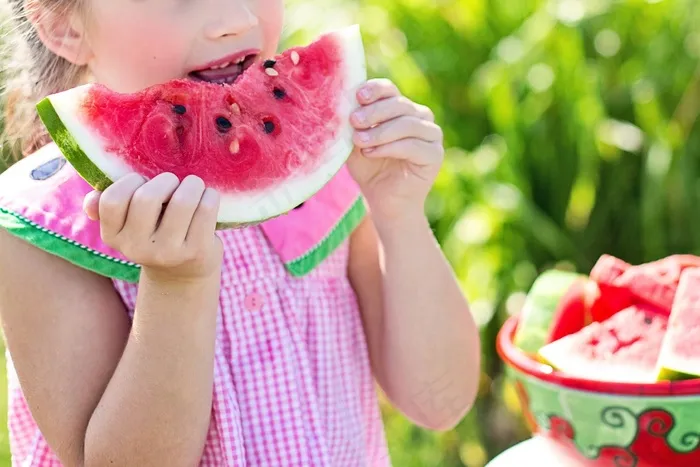 西瓜,小孩,婴儿,美女,女孩,在夏季的一天在花园里吃西瓜的女孩