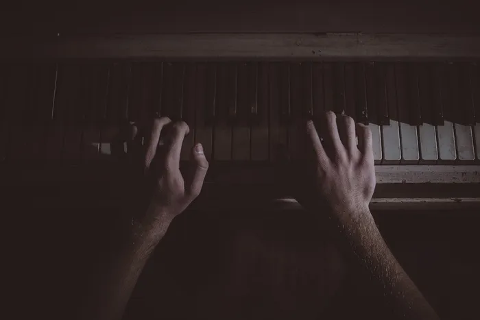silueth,脚,黑色桌面,屏幕截图,腿,弹钢琴的人