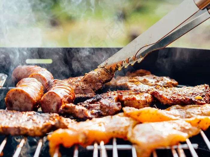 烤腰子,羊肉串,烤面筋,烤串,烧烤,鸡肉和烤肉在花园里的夏季的一天