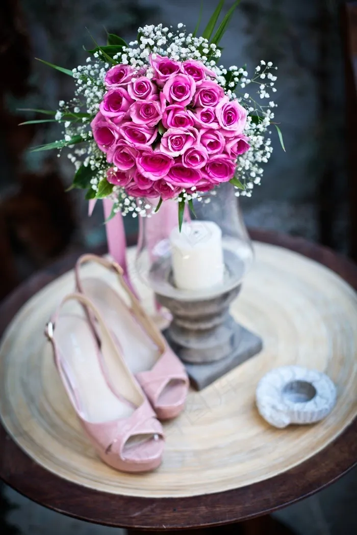 表与婚礼鞋，蜡烛和花束