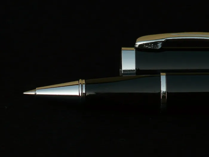 钢笔,圆珠笔,笔,书写工具,壁灯,在黑色背景上的圆珠笔的替换镜头