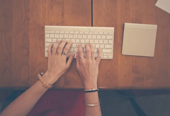 电脑办公,手,脚,腿,美女,女人的手在电脑键盘上打字的轴向图