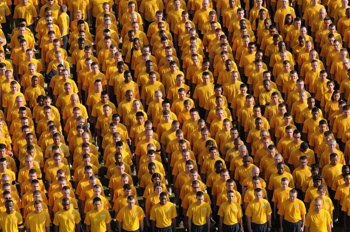 晾晒玉米,玉米,竹制凉席,手链,玉米棒子,海军士兵穿着黄色T恤