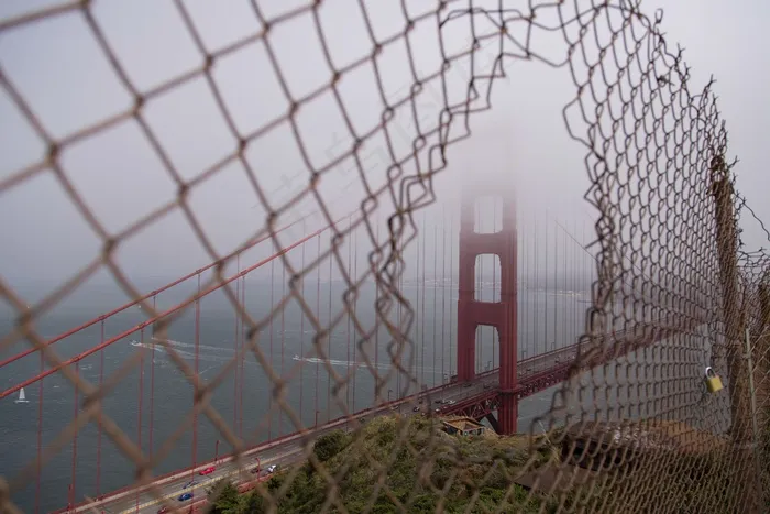 菱形网,铁丝栏杆,栅栏,卷铁丝网,公路护栏,地标雾金门大桥旧金山