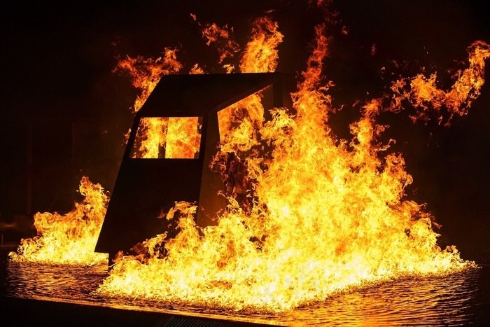 火火焰夜燃烧热危险消防员