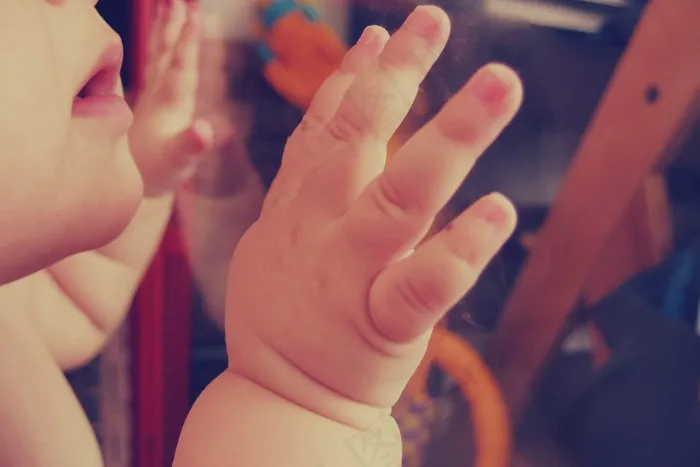 手,手指,脚心,手套,手指甲,倚着窗户的男婴