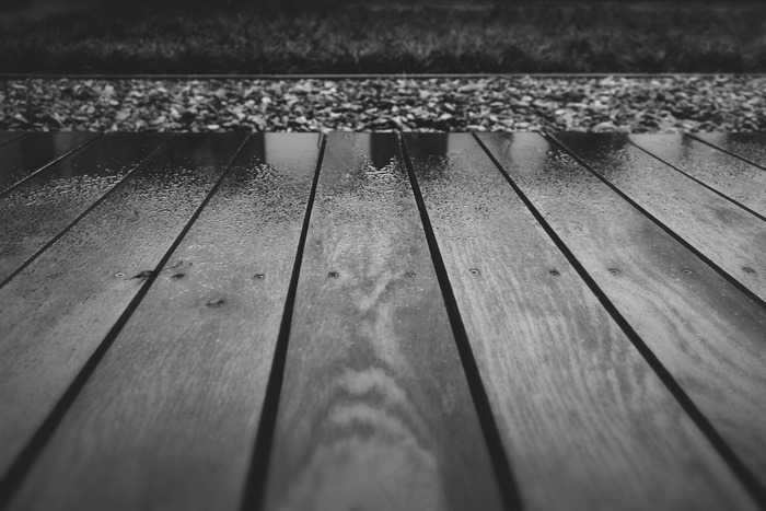 木头甲板露台潮湿下着雨黑色和白色