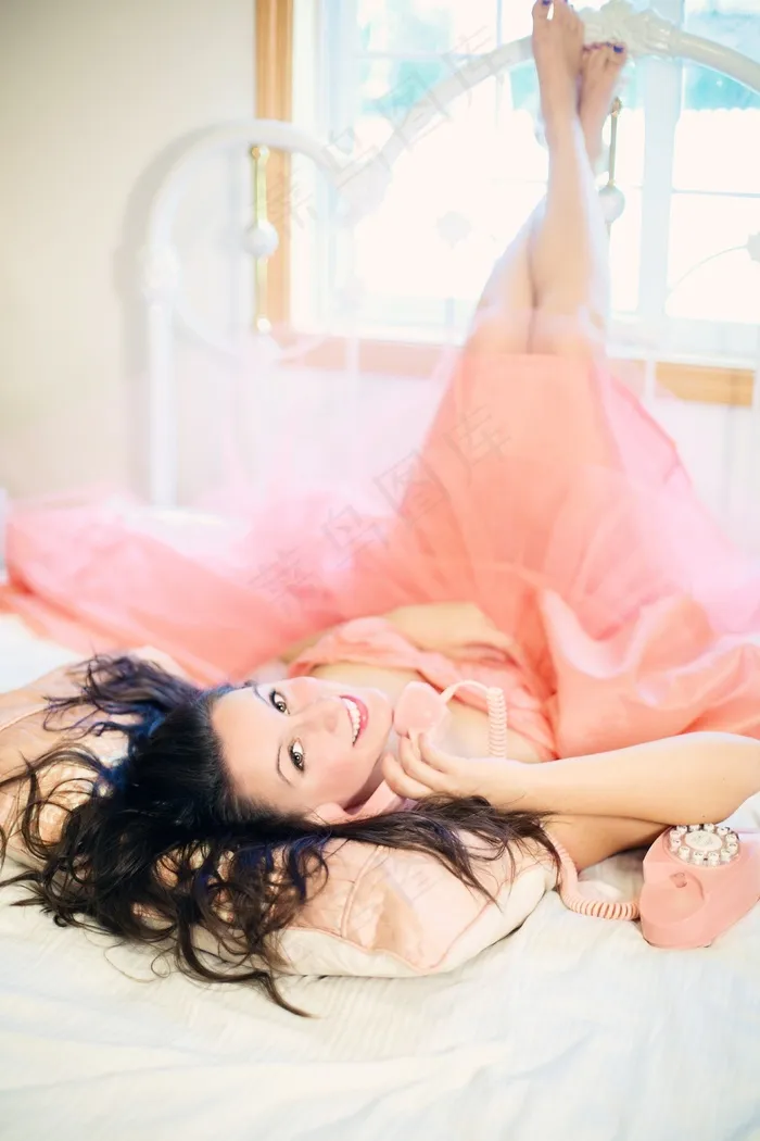 美女,吊带睡衣,卷发器,婚纱,头饰,躺在床上的粉红色裙子的年轻女子的画像